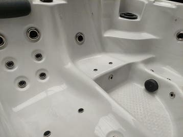 Nieuwe jacuzzi | 200 x 200 cm | incl cover en trapje