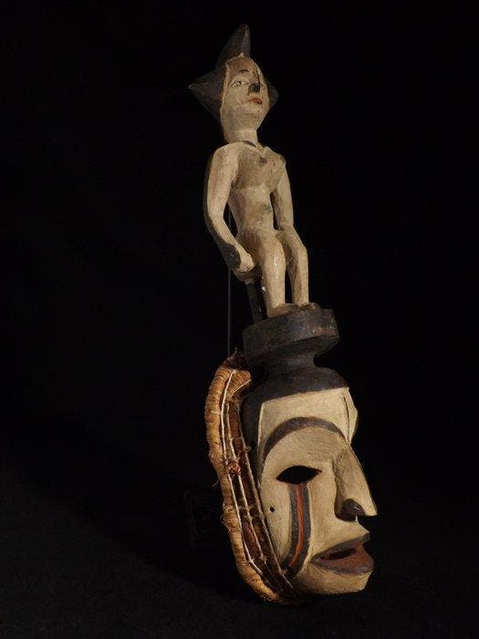 Afrikaanse ceremoniële masker met zittende figuur – 20e eeuw, Antiquités & Art, Art | Art non-occidental