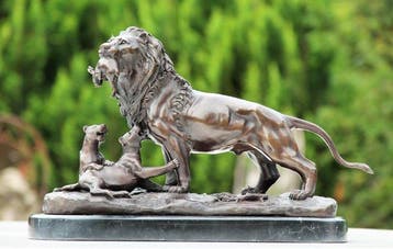 sculptuur, bronzen sculptuur ,, the first wild,, 40 cm breed