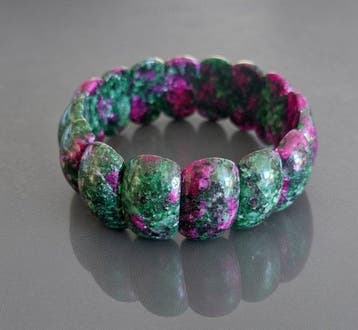 Armband van natuurlijke robijn-zoïsite. Grote cabochons XXL.