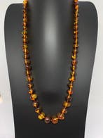 Gefossiliseerd zonlicht: statement-handgeknoopt collier van