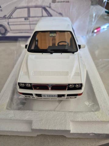 Laudoracing Models 1:18 - Voiture de sport miniature -