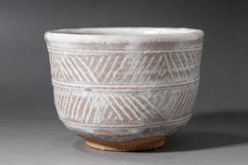 Chawan Mishima avec une décoration géométrique en barbotine