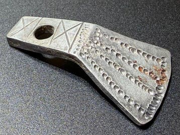 Celtique Amulette en argent en forme de hache de guerre.