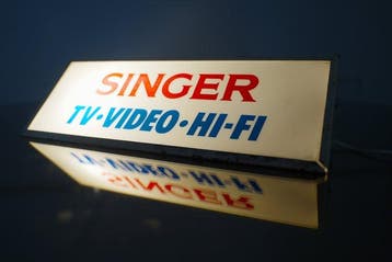 Vintage verlicht winkelnaambord Singer tv video HiFi