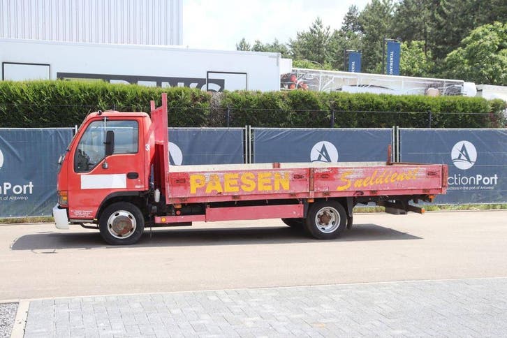 Veiling: Platte Laadbak Vrachtwagen Isuzu NPR77 Diesel 2006, Autos, Camions, Enlèvement
