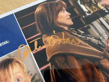 Maman, j’ai raté l’avion - Catherine OHara (+) – Signed
