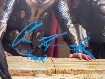 Thor - Chris Hemsworth – Signed 14x11 (35.5 × 28 cm)