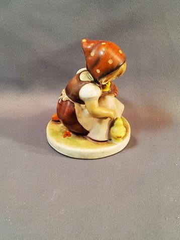 Beeldje - Mädchen mit Küken - Porselein, Antiek en Kunst