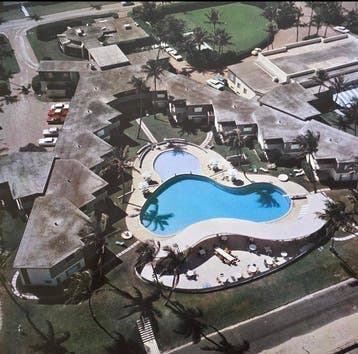 Slim Aarons (1916–2006) - Hilton Pool Bar Acapulco,, Maison & Meubles