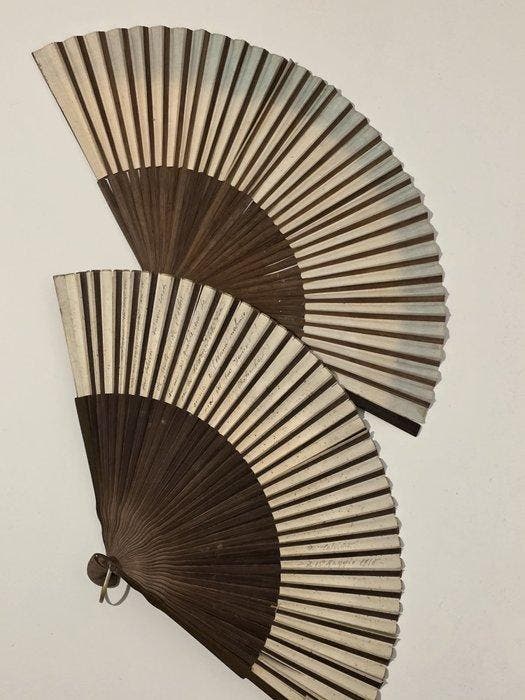 Éventail (2) - Papier, Bois, Laiton, Antiquités & Art, Curiosités & Brocante