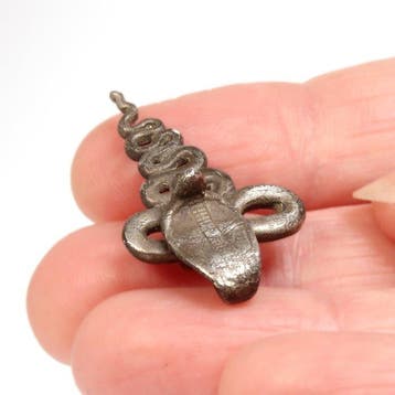 in de stijl van het Oud-Egyptisch. Zilver Uraeus-amulet