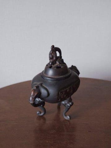 Decoratief ornament - Antieke Japanse bronzen driepotige