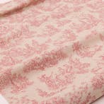 BA135 - Toile de Jouy-stof Rosa Antico op een zandkleurige