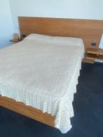 Bedsprei - 240 cm - 215 cm - Rode haakwerken. met de hand
