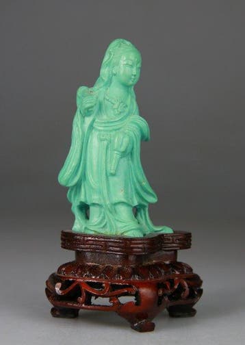 Statuetje Kwanyin gesculptuurd - Figuur - Houten sokkel -