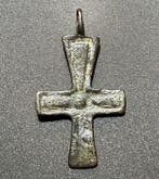 Viking periode Brons Kruis met een abstracte afbeelding van, Antiek en Kunst