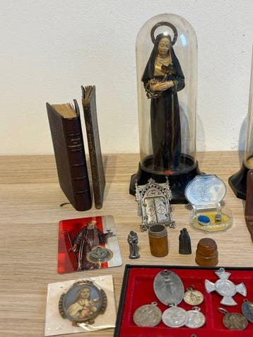 Lot van 87 medailles en religieuze voorwerpen (87) - Hout,