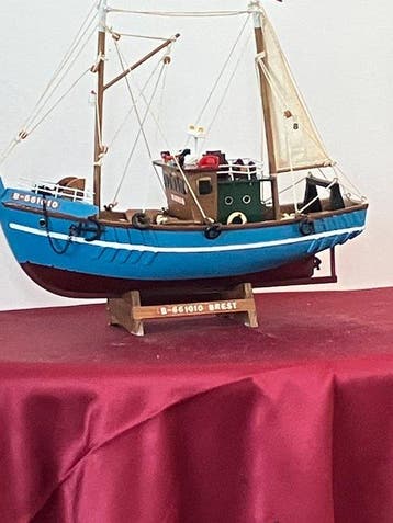 Objets maritimes - vissersschip B-661010 uit Brest (Fr) -