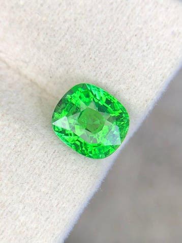 1 pcs Groen Tsavoriet - 1.99 ct - nternational Colored, Handtassen en Accessoires, Edelstenen, Nieuw