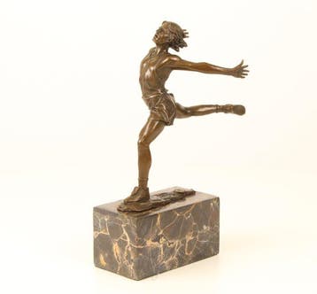 sculptuur, The Finish – Bronze Sculpture of a Triumphant