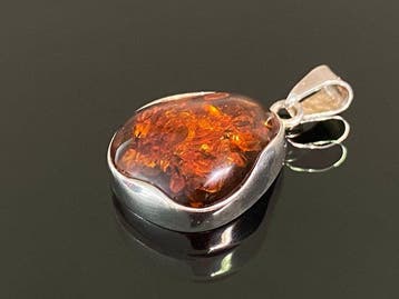 Het Baltische Goud: Oude vintage hanger met echt, Nieuw