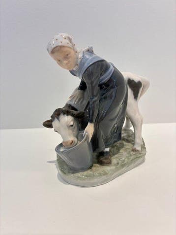 Royal Copenhagen - Beeldje - Girl with Calf - Porselein
