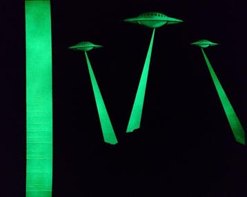 Fictional World (1980) - Banksy´s Glowing UFO Invasion, Antiek en Kunst, Kunst | Schilderijen | Modern