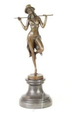 Figuur - A BRONZE SCULPTURE OF A REVUE DANCER - Brons