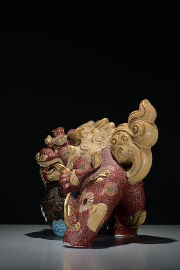 Een grote beschilderde en vergulde keramische Shishi -