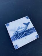 Tegel - Antieke Delfts blauwe tegel met een grote vis -