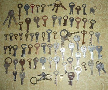 Verschiedene - 82 oude sleutels, mini-sleutels voor, Antiek en Kunst