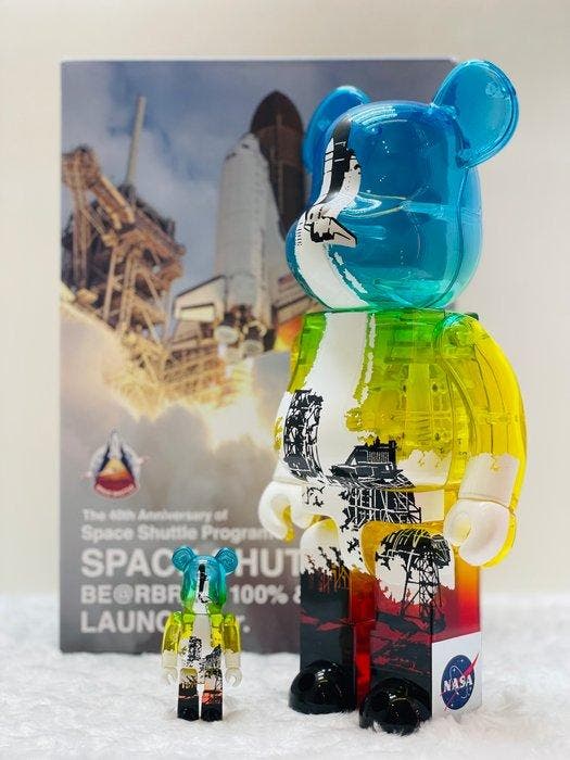 Medicom Toy - Bearbrick 400% & 100% Space Shuttle LAUNCH, Antiek en Kunst, Kunst | Designobjecten