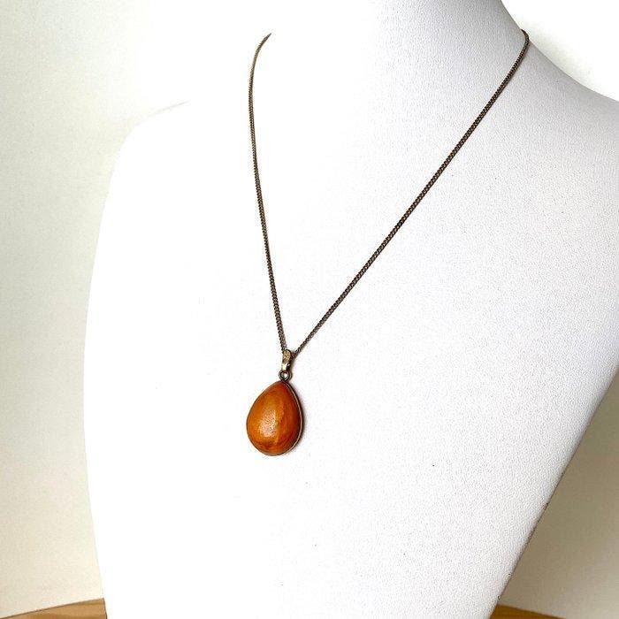 Oude hanger met natuurlijk Baltisch amber en ketting -, Collections, Minéraux & Fossiles