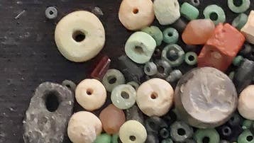 Oudegyptisch naar Latijn Glas meer dan honderd oude kralen