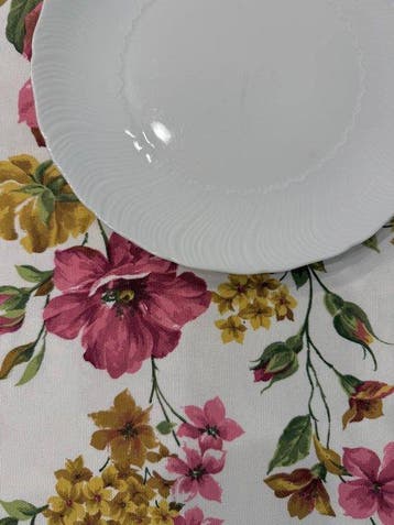 Nappe shabby chic à motif floral dans des tons printaniers