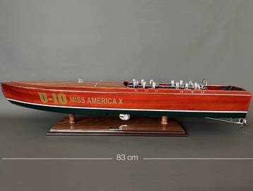 Azimut 1:6 - Bateau miniature dexposition - Runabout Hydro