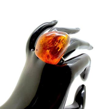 Ancien anneau avec un ambre balte naturel de couleur cognac,, Verzamelen