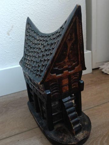Vintage handgemaakt teak Toraja-huis beeldhouwwerk