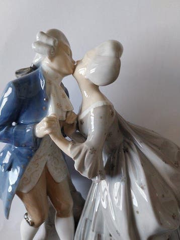 Royal Copenhagen - Beeldje - The Kiss . - Porselein