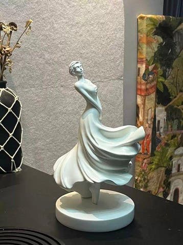 sculptuur, Sculpture of a young woman in a flowing long