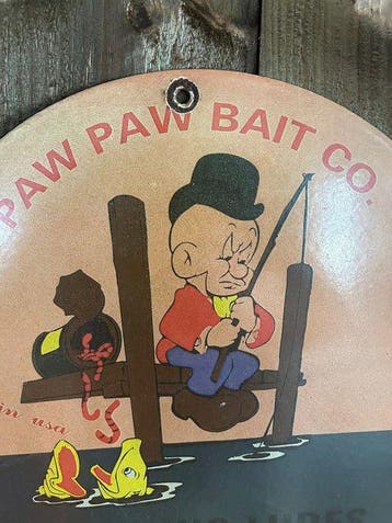 Paw Paw Bait Co. emaille reclamebord – visser cartoon – Ø 30, Nieuw in verpakking
