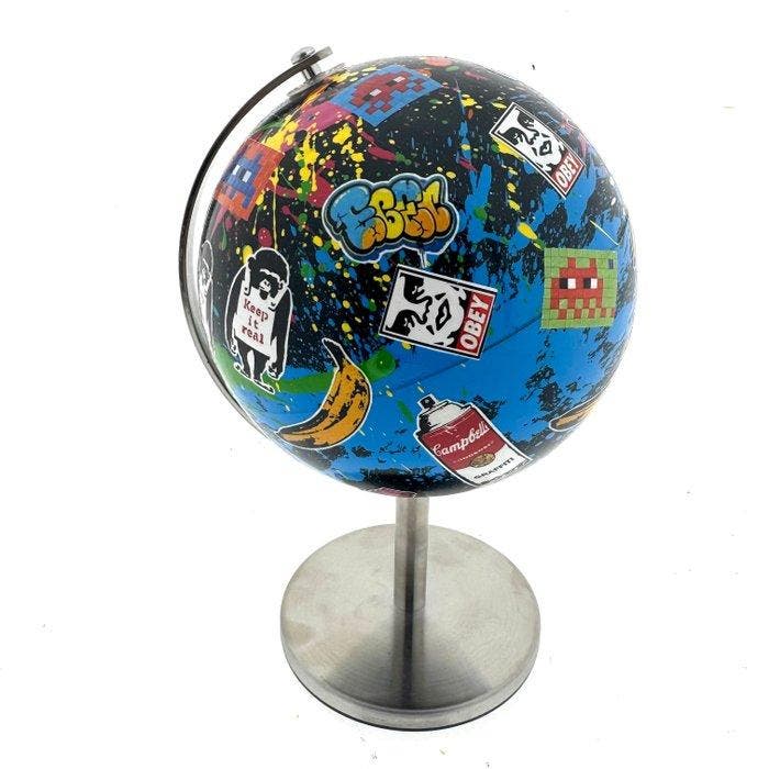 Koen Betjes (1992) - Banksy World Street Globe, Antiek en Kunst, Kunst | Designobjecten