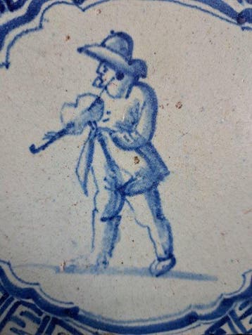Tegel - vioolspeler - Delft, Plateelbakkerij - 1650-1700
