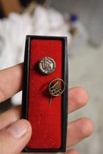 Draagspeld Zwei kleine Vintage-Pins in schwarzer