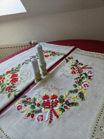 Exklusives Set aus 2 weihnachtlichen Mitteldecken (80x80 cm), Nieuw