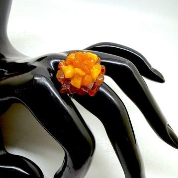Oude ring met natuurlijke Baltische barnsteen bloem -