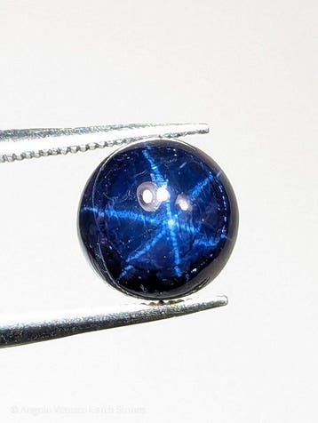 2,22 ct – Natuurlijke ster saffier, met een sterke