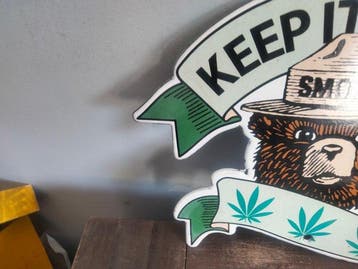 Smokey keep it green - Enseigne publicitaire - Émail