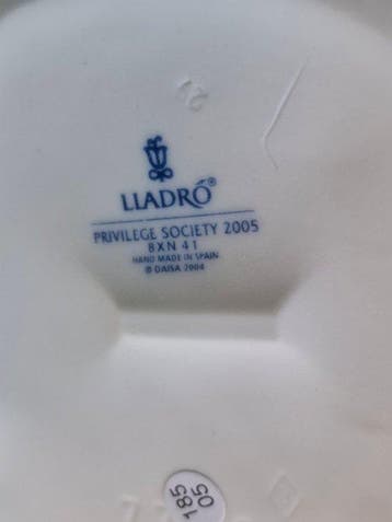 Lladró - Beeldje - Joven sentada junto a nenúfares - Biscuit